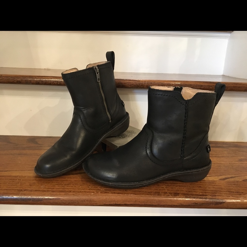 UGG Neevah Bootie in Black (size 7)